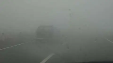 Imagen de la carretera con humedad. 