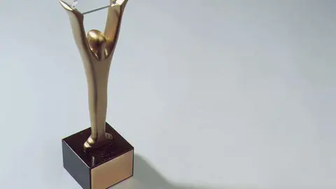 Estatuilla de oro de los Premios Stevie.