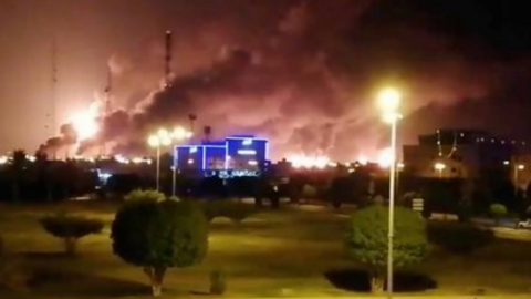 En la imagen de Reuters, el incendio producido en la refinería Saudi Aramco por uno de los ataques hutíes.