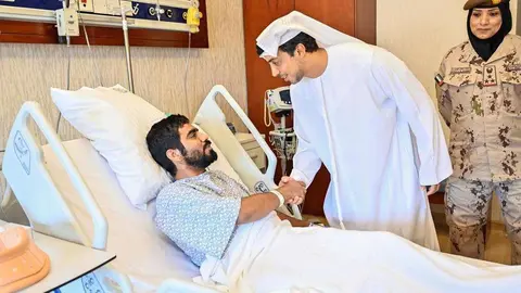 El jeque Mansour visita a uno de los militares heridos. (WAM)