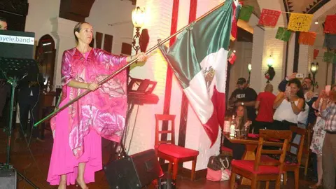 La embajadora de México, durante 'El Grito' en el Madinat Jumeirah de Dubai. (EL CORREO)