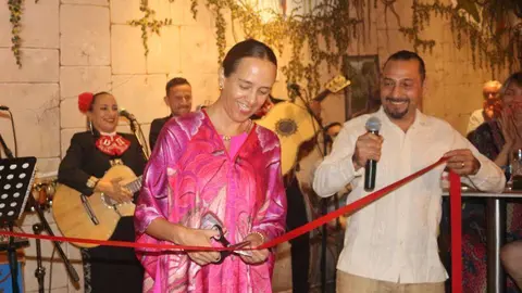 La embajadora de México, Francisca Mendez, inaugura el nuevo restaurante María Bonita. (EL CORREO)