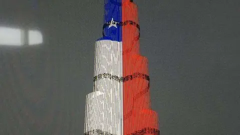Una prueba del Burj Khalifa iluminado con la bandera de Chile.