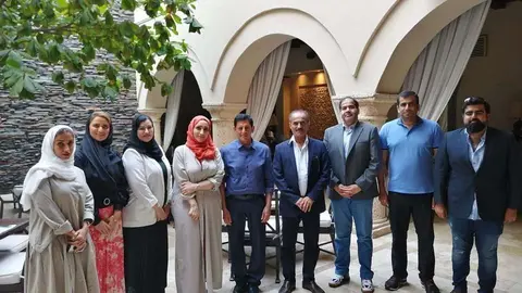 El ministro de Infraestructuras de EAU y el embajador emiratí en Colombia, tercero y cuarto por la derecha, en Cartagena.