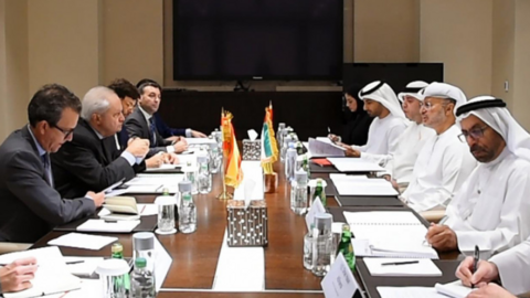 El embajador de Espa&ntilde;a y el secretario de estado de Asuntos Exteriores frente al ministro emirat&iacute;.