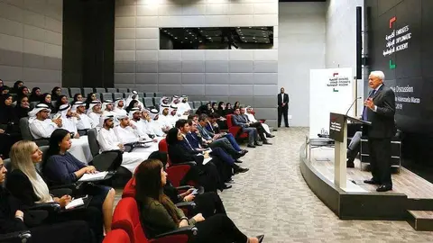 El secretario de Estado de Asuntos Exteriores de España, Fernando Valenzuela, durante su intervención en la Academia Diplomática de Emiratos. (WAM)