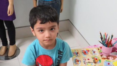 La Policía de Dubai difundió la imagen del menor por si alguien lo reconoce.