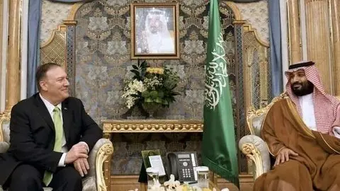 Pompeo junto al príncipe heredero saudí. (AFP)