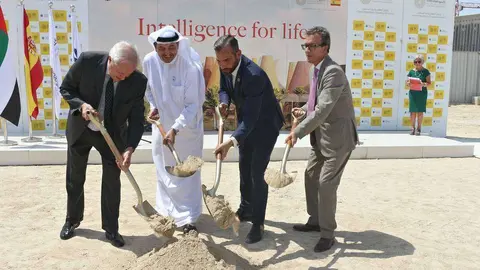 De izquierda a derecha, Fernando Martín Valenzuela, Najeeb Mohammed Al-Ali, del embajador de España en Emiratos Árabes Unidos (EAU),  Eduardo Fernández Palomares y Antonio Álvarez Barthe, durante la ceremonia que dio inicio a la construcción del Pabellón 