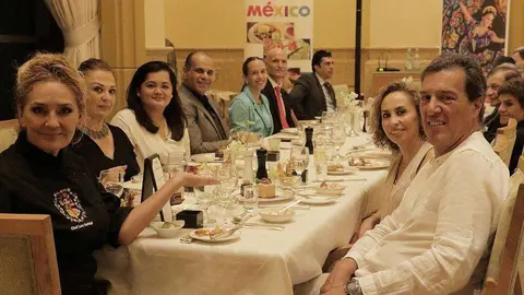 La chef Lucy Noriega -izquierda- muestra la espectacular mesa que abrió la Semana Gastronómica en Abu Dhabi. (Richard Ramos / EL CORREO)