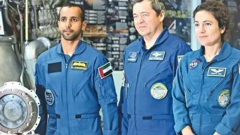 El astronauta emiratí, primero por la izquierda, en el centro aeroespacial ruso.
