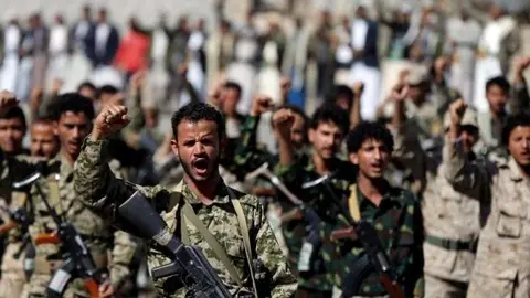 En la imagen de Reuters, un desfile de los rebeldes hutíes en la capital de Yemen.