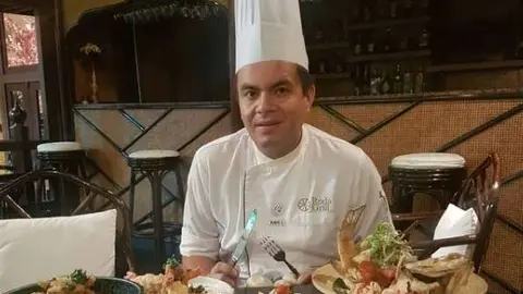 Andrés Grajales ante una muestra de suculentos platos preparados. (Cedida)
