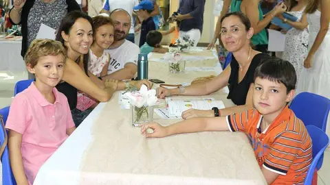 Padres e hijos durante la jornada de puertas abiertas de 'El Cole' en Dubai. (Anna Perdomo / EL CORREO)