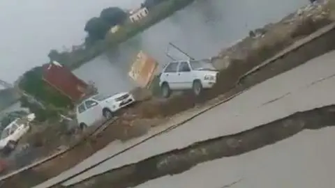 Una grieta en una carretera afectada por el terremoto.