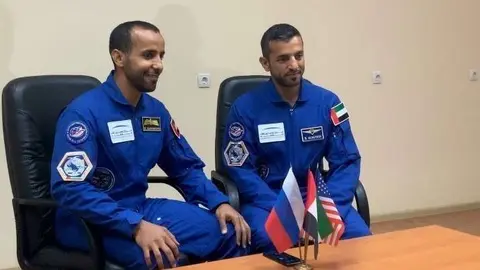 A la izquierda de la imagen, Hazzaa Ali Almansoori el astronauta que viajará a la ISS.