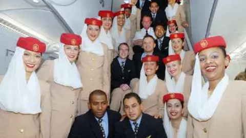 Personal de cabina durante un vuelo de Emirates Airline.