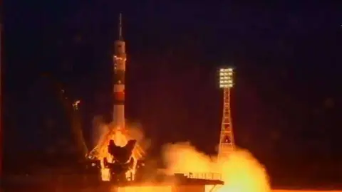 Momento del despegue del Soyuz MS-15 ruso.