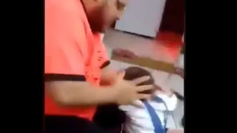 En la imagen de Twitter, el padre golpea a la bebé.