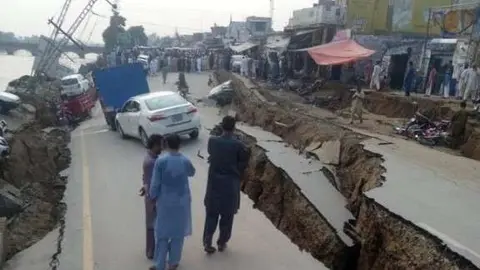 Grietas en la carretera tras el terremoto en Pakistán. (EFE)