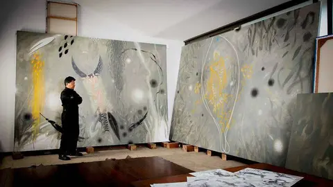 Carlos Jacanomijoy, en su estudio de Bogotá. (carlosjacanamijoy.com)