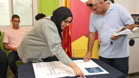 Dos participantes completan una de las palabras del crucigrama en español. (ELCORREO)