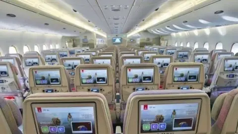 Cabina de clase económica en un avión de Emirates.