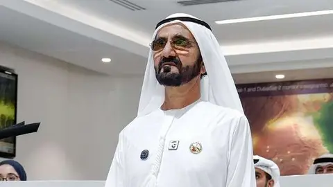 En la imagen de Dubai Media Office, el gobernante de Dubai durante la videoconferencia con el astronauta emiratí.
