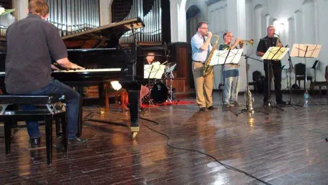 Michael Davison y su orquesta sobre el escenario durante el  VIII Encuentro Amigos del Jazz que se celebra en Santiago de Cuba. (Sergio Martínez)