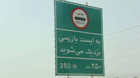 Control policial en los alrededores del puerto iraní de Bandar Abbas. (EL CORREO)