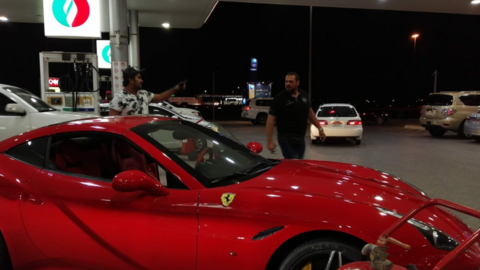 Una gasolinera de noche en Dubai. (EL CORREO)