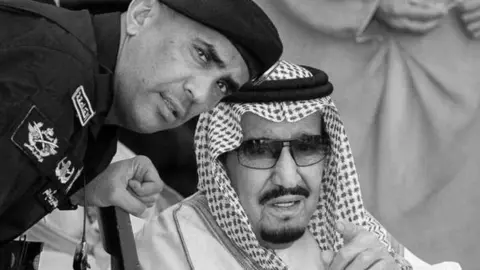 El rey Salmán junto al general fallecido.