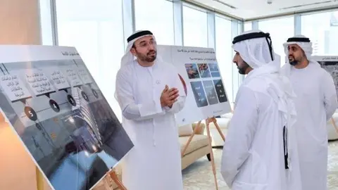 El jeque Hamdan durante la supervisión de Etihad Rail.