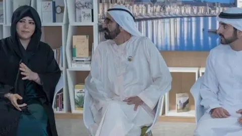El gobernante de Dubai entre la jequesa Latifa y el jeque Hamdan. (WAM)