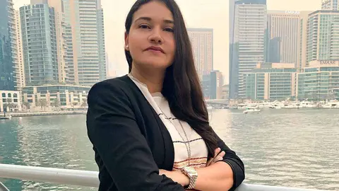 Natalia Margarita Gómez, la marina colombiana que ha hecho historia en Oriente Medio, en la Marina de Dubai, (Anna Perdomo / EL CORREO)