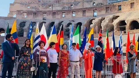 Integrantes de la delegación de Emiratos Árabes, durante el acto celebrado en el Coliseo de Roma. (Cedida)