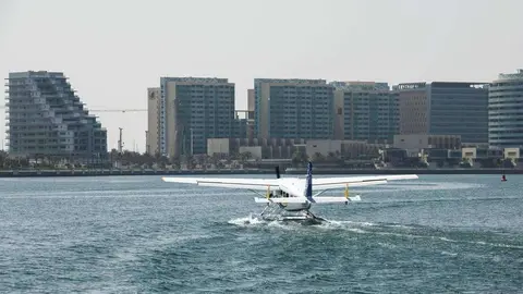 Un hidroavión en las aguas de Yas Bay.
