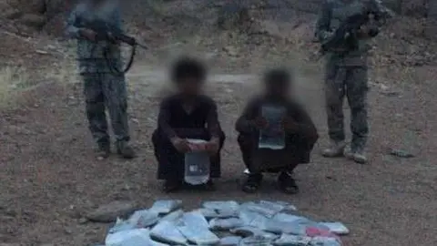 Dos de los detenidos en Arabia Saudí junto a una parte del hachís confiscado.