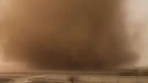 Una captura de pantalla del vídeo difundido por Meteorología de EAU.