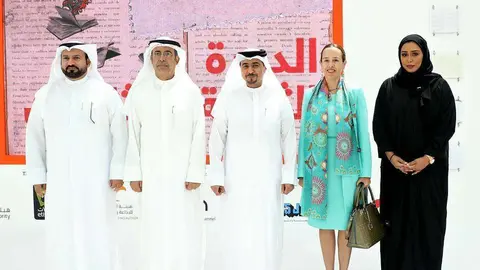 Francisca Méndez junto a representantes de la Feria Internacional del Libro de Sharjah. (Cedida)