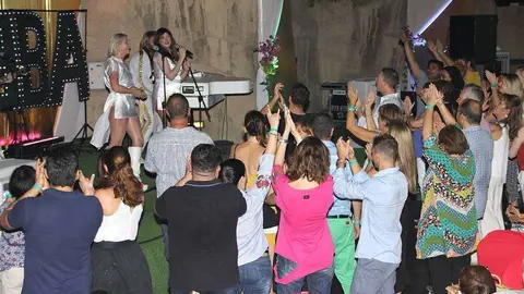 Apasionados seguidores de la música de Abba aplauden ante el escenario. (EL CORREO)