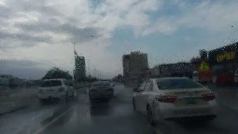 Lluvia en una carretera de Emiratos Árabes. (EL CORREO)