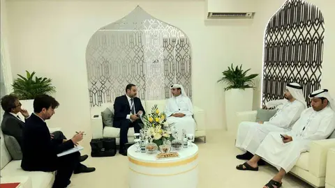 El ministro de Fomento de España, José Luis Ábalos, durante el encuentro con los responsables del Departamento de Transporte de Abu Dhabi. (@EmbEspEAU)