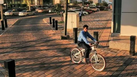 Un ciclista en una calle de Abu Dhabi. (EL CORREO)