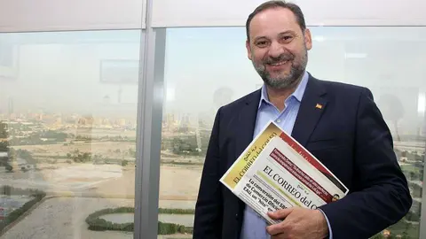El ministro de Fomento de España, José Luis Ábalos, con varias publicaciones impresas de EL CORREO DEL GOLFO en la Oficina Comercial de España en Dubai. (EL CORREO)