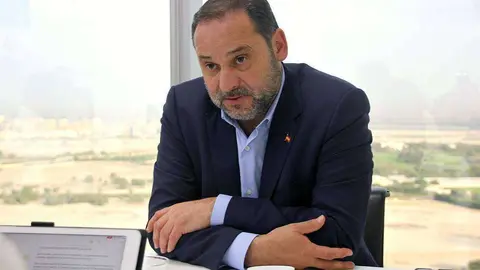 José Luis Ábalos, ministro de Fomento de España, durante las declaraciones que ha hecho en Dubai sobre las consecuencias de la quiebra de Thomas Cook. (EL CORREO)