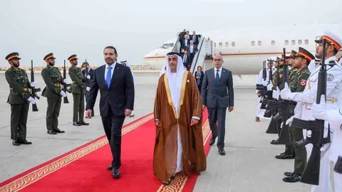 En la imagen de WAM, el primer ministro del Líbano llega a Abu Dhabi.