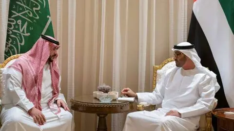 Mohamed Bin Zayed con el ministro de Defensa de Arabia Saudita, Khalid Bin Salman. (WAM)
