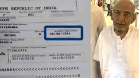 El viajero centenario junto a su pasaporte.