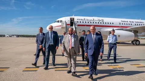 El jeque de Sharjah a su llegada al aeropuerto de Madrid-Torrejón. (WAM)